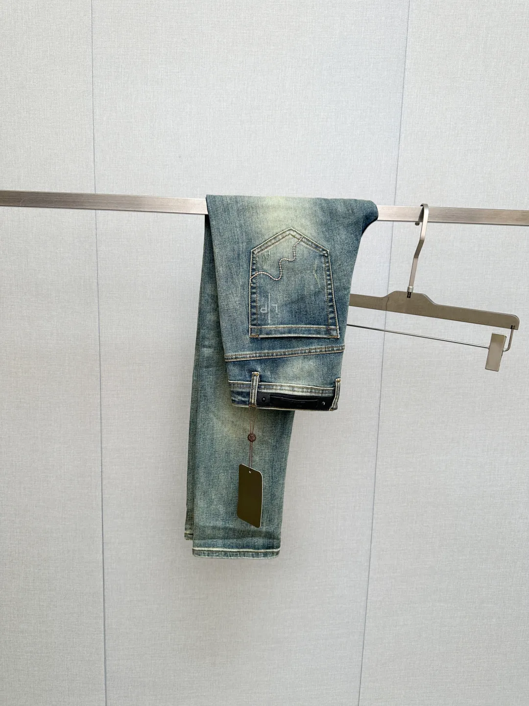 New products at the counter, original jeans, made by original heavy industry, brand Classic LOGO design, complete with three standards! Original hardware accessories. The denim fabrics are customized at the counter and are completely matched to the counter. You are welcome to try them on before buying. Don’t be afraid of comparing good products. Sizes:29—38